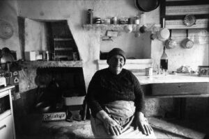 Chiappi di Castelmagno (1661 m), alta Valle Grana, novembre 1977 - Maria Isoardi, vedova Martini