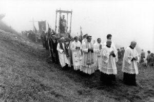 Santuario di Castelmagno (1661 m), alta valle Grana, agosto 1977 - Processione per la festa di San Magno