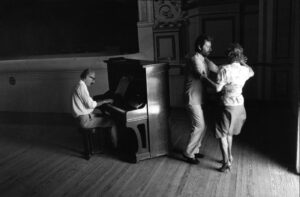 Argentina, Vila, 1990 - Al piano Roberto Pairone, Fernando Bai danza con Emma Barale de Mondino